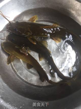 酸辣黄骨鱼的做法步骤：1