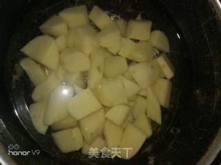 猪蹄焖土豆块的做法步骤：2