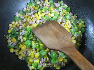 青椒肉末炒玉米粒的做法步骤：5