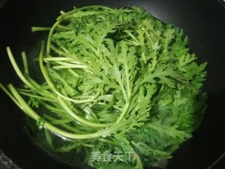 虾干泼茼蒿的做法步骤：1