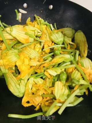 清炒南瓜花的做法步骤：6