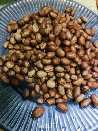 花生焖猪手的做法步骤：4