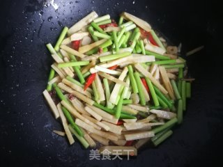 蒜苔炒笋丝的做法步骤：8