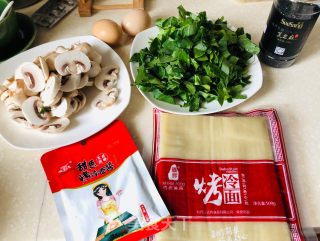 蘑菇炒烤冷面的做法步骤：1
