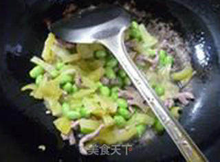 瘦肉丝酸菜梗炒毛豆的做法步骤：9