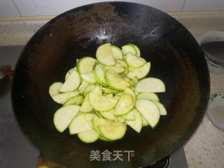 西葫芦炒虾米的做法步骤：5