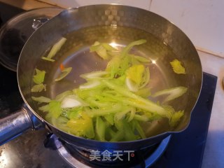 西芹拌腐竹的做法步骤：2