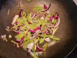 腊肠炒西芹的做法步骤：6