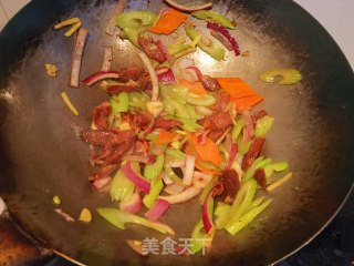 腊肠炒西芹的做法步骤：9