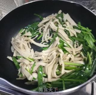 韭菜炒百叶的做法步骤：3