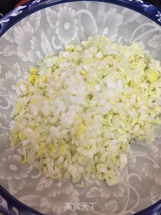 白菜胡萝卜肉馅饺子的做法步骤：2