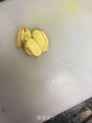 酸菜咸梅焖鲫鱼的做法步骤：3