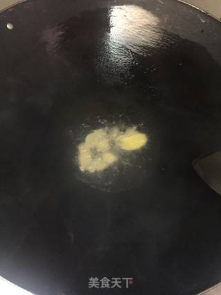 酸菜咸梅焖鲫鱼的做法步骤：4