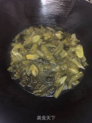 酸菜咸梅焖鲫鱼的做法步骤：6