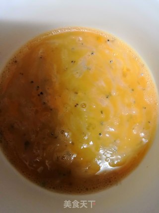 鸡蛋煎银鱼的做法步骤：2