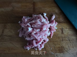 肉丝蒜薹的做法步骤：1