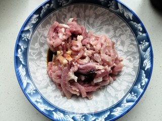 肉丝蒜薹的做法步骤：2