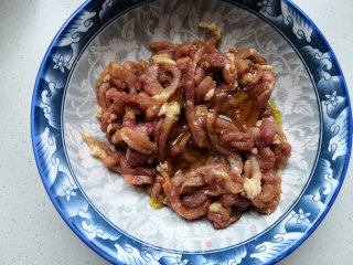 肉丝蒜薹的做法步骤：3