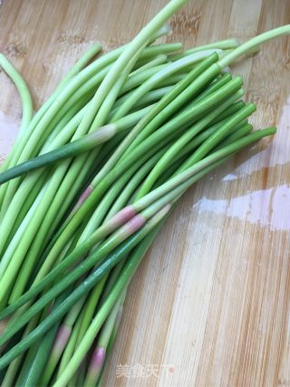 蒜苔炒大肠的做法步骤：1