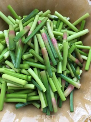 蒜苔炒大肠的做法步骤：2
