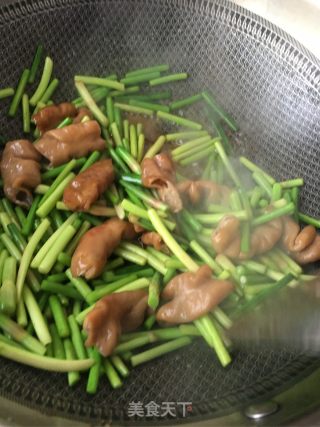 蒜苔炒大肠的做法步骤：12