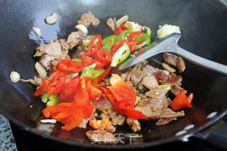 青椒炒牛肉的做法步骤：5