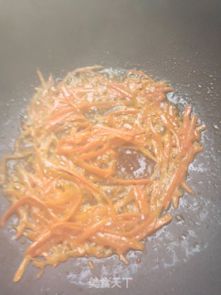 胡萝卜丝炒粉的做法步骤：2