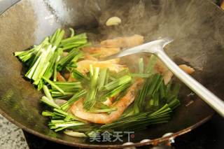 韭菜炒大虾的做法步骤：5