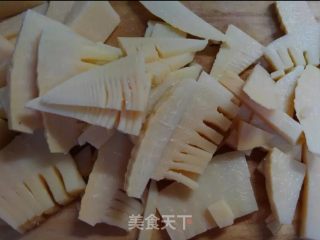 魔芋蟹味菇炖笋的做法步骤：2