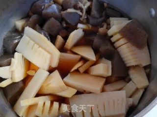 魔芋蟹味菇炖笋的做法步骤：4