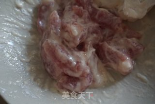 糖醋里脊的做法步骤：2