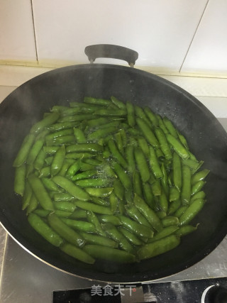 盐水豌豆的做法步骤：2