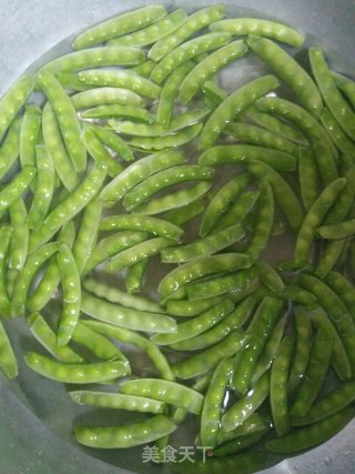 蒜香豌豆角的做法步骤：2