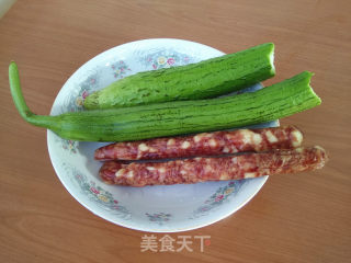 香肠炒丝瓜的做法步骤：1