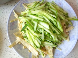 黄瓜拌豆皮的做法步骤：5
