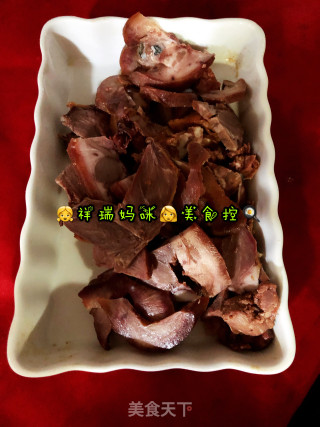 ????‍????仙草烹饪????cooking????‍????：????祥瑞妈咪????美食控????之青笋猪脸的做法步骤：1