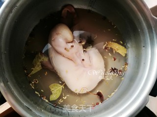 洋葱拌肚丝的做法步骤：1