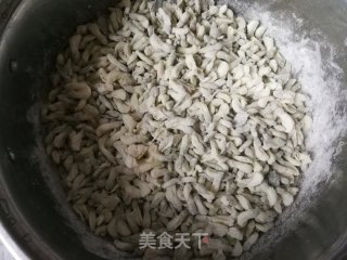 又是一年槐花香:洋葱苗炒槐花的做法步骤：2