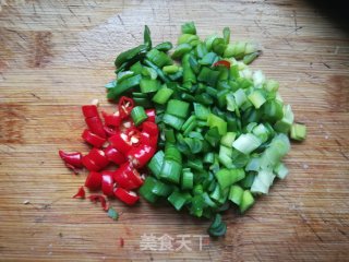 又是一年槐花香:洋葱苗炒槐花的做法步骤：5