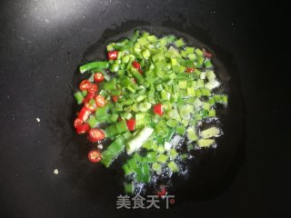又是一年槐花香:洋葱苗炒槐花的做法步骤：6