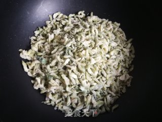 又是一年槐花香:洋葱苗炒槐花的做法步骤：7