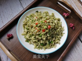 又是一年槐花香:洋葱苗炒槐花的做法步骤：10