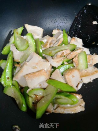 丝瓜炒豆腐的做法步骤：3