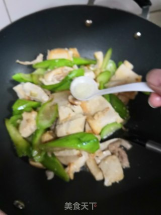丝瓜炒豆腐的做法步骤：4