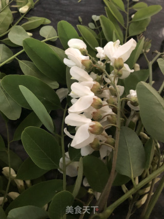 槐花饼的做法步骤：1