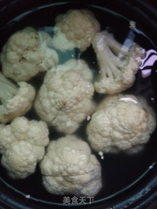 花菜炒五花肉的做法步骤：1