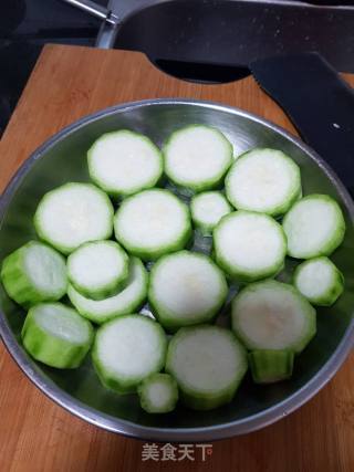蒜蓉蒸丝瓜的做法步骤：2