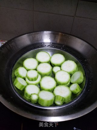 蒜蓉蒸丝瓜的做法步骤：3