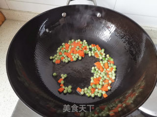 菠萝炒饭的做法步骤：4