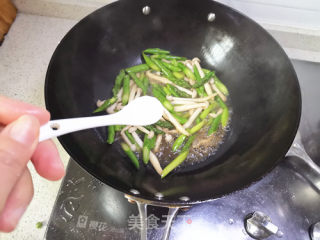 蚝油芦笋炒海鲜菇的做法步骤：6